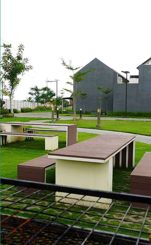 Garden dan BBQ area Central Park Juanda